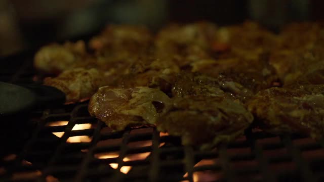 在明火烤架上烹饪鸡肉和蔬菜视频素材