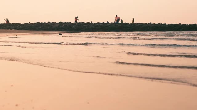 放松观海浪和船在海水上疗伤。视频素材