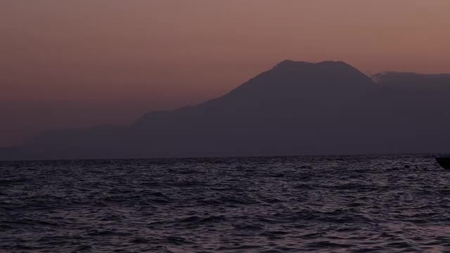 山海波浪伴着夕阳视频下载