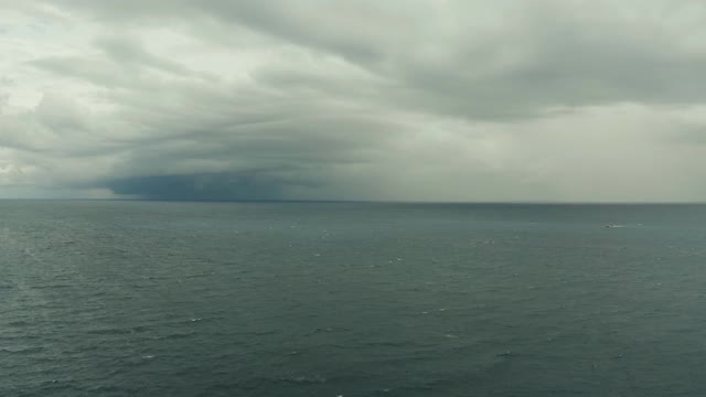 海景，蔚蓝的大海，云和岛屿的天空视频下载