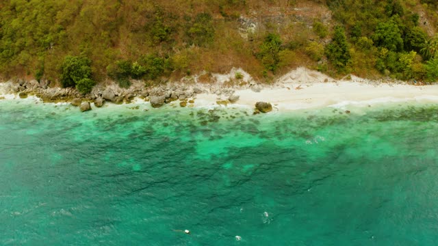 热带海滩和蔚蓝的大海视频下载