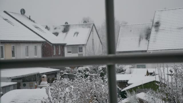 窗外飘落的雪花视频素材