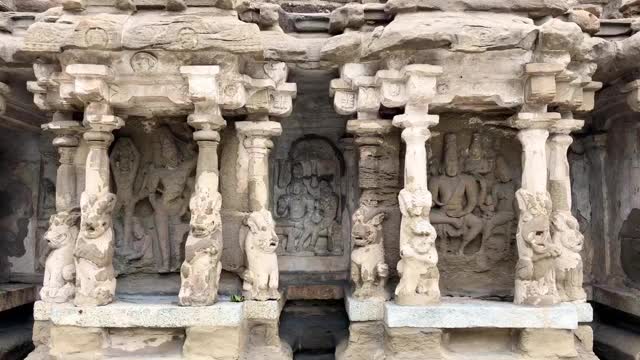 印度泰米尔纳德邦Kanchipuram历史悠久的Kanchi Kailasanathar寺庙的柱子上雕刻着狮子雕塑的小相同的神龛视频下载