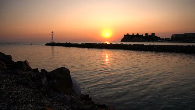 美丽的日落在海边的海滩上视频素材