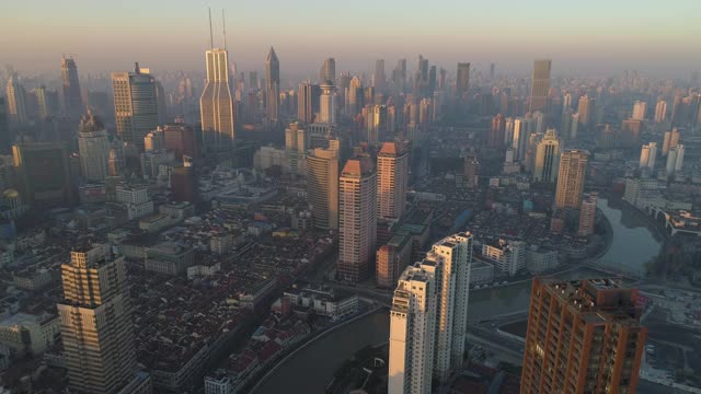 阳光明媚的早晨，上海的天际线。浦西区。中国高空鸟瞰图。无人机向后飞行。远景视频素材