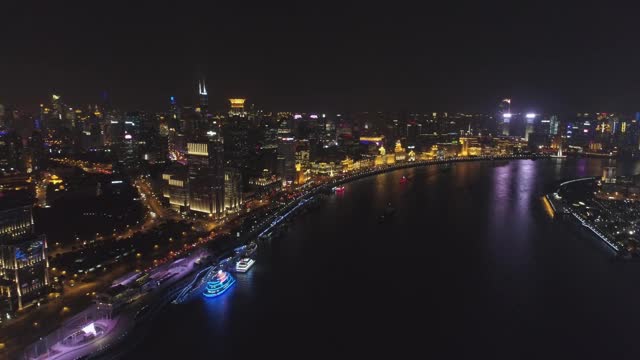 外滩堤岸和夜景照明上海城市景观。浦西和黄浦江。鸟瞰图。无人机是向前和向上飞行视频素材