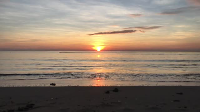 海面上的日出。视频素材