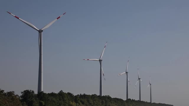 田野里成排的风力发电场视频素材