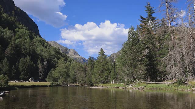 位于加泰罗尼亚的西班牙比利牛斯山的Aiguestortes i Estany de Sant Maurici国家公园。视频素材