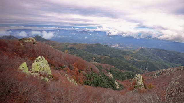 秋天的时间从西班牙蒙特塞尼山，附近的圣菲德尔蒙特塞尼，加泰罗尼亚视频素材