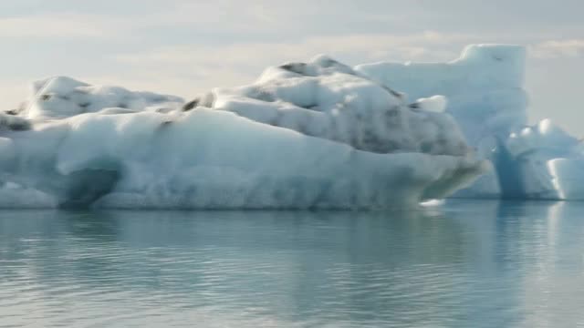 漂浮在海上的冰山视频素材