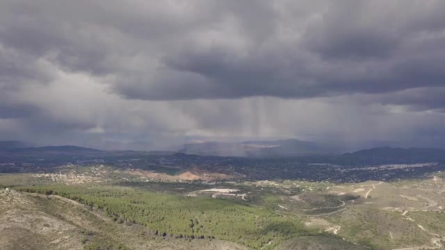 西班牙安达卢西亚多变天气的鸟瞰图，雨和太阳视频素材