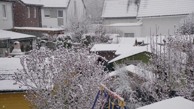 窗外飘落的雪花视频素材