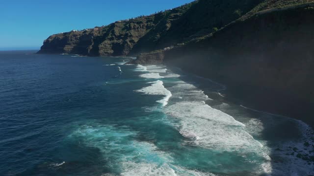 鸟瞰图。飞越火山海岸和海浪，特内里费岛视频素材