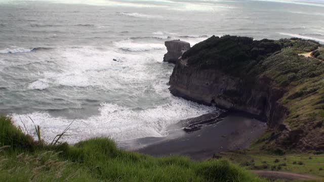 海景背景的地平线，云彩在天空和岩石新西兰。视频素材