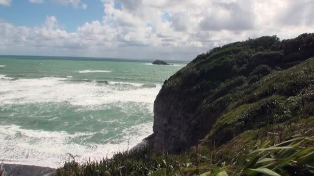 海景背景的地平线，云彩在天空和岩石新西兰。视频素材