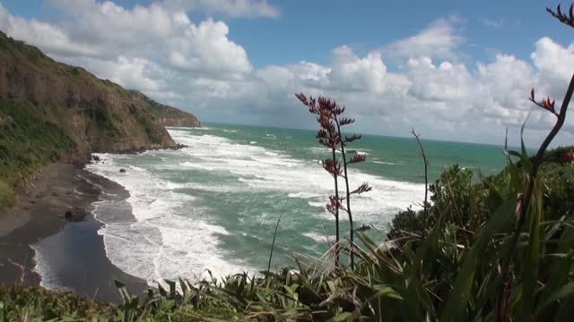 海景背景的地平线，云彩在天空和岩石新西兰。视频素材