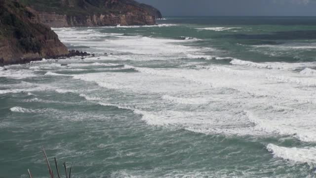 海景背景的地平线，云彩在天空和岩石新西兰。视频素材