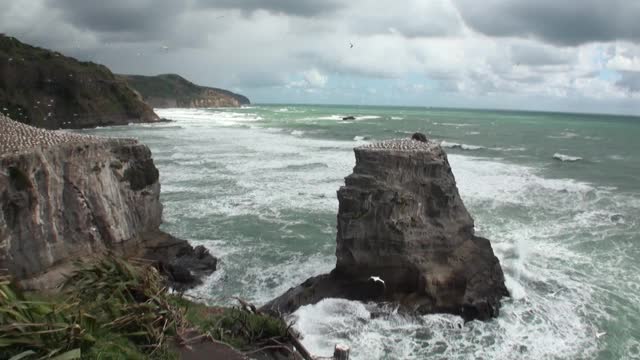 海景背景的地平线，云彩在天空和岩石新西兰。视频素材