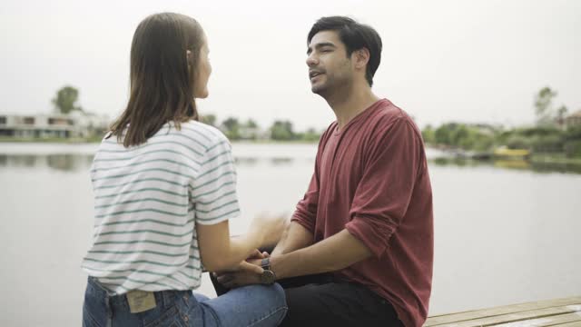 一对夫妇坐在湖边视频素材