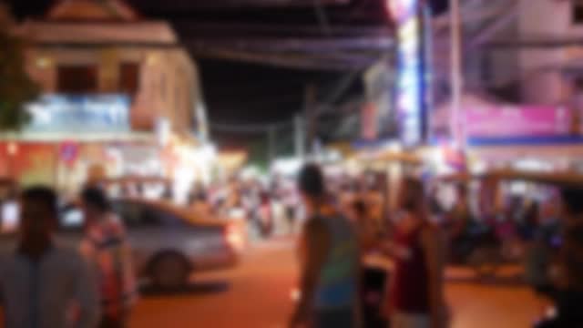 身份不明的游客走在暹粒的酒吧街上视频素材