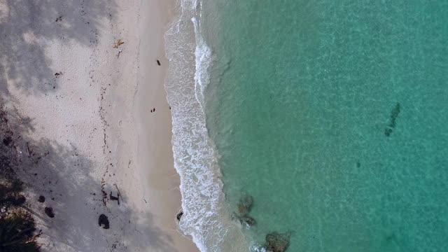 空中拍摄绿松石海洋和白色沙滩，航拍视频视频素材