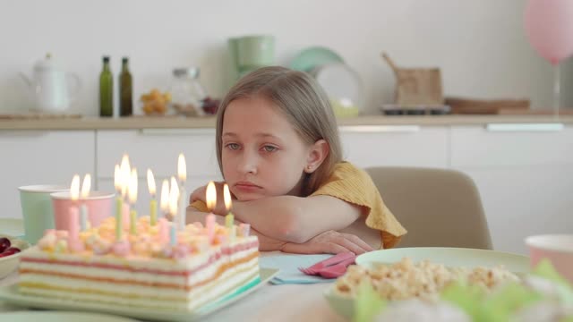 看着生日蛋糕的悲伤女孩视频素材