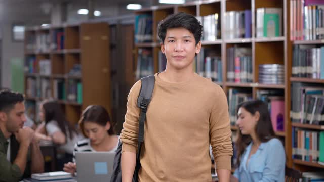 男学生在大学图书馆的肖像视频素材