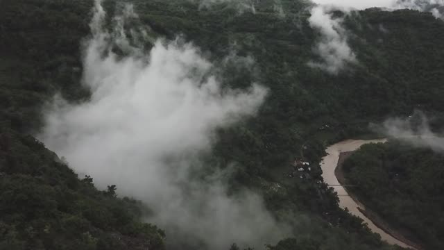 negeri di atas awan的基座镜头/无人机镜头(云上的土地)视频素材