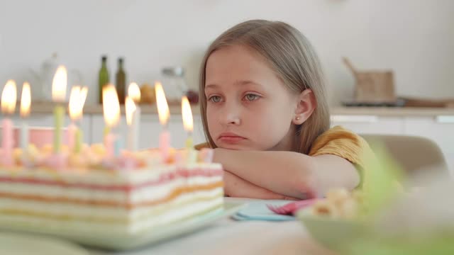 孤独的女孩和生日蛋糕视频素材