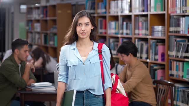 女学生在大学图书馆的肖像视频素材