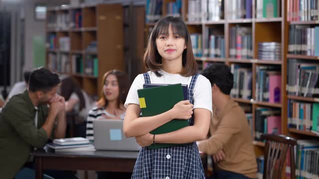 女学生在大学图书馆的肖像视频素材