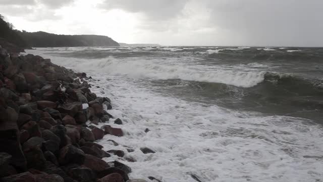 暴风雨中巨浪撞击岩石。视频素材