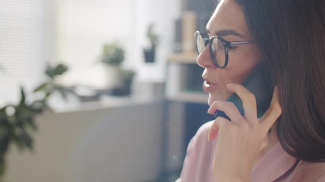 美丽的女商人在办公室里打电话视频素材