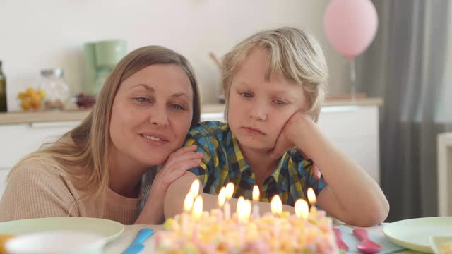 不爽小男孩在看生日蛋糕视频素材