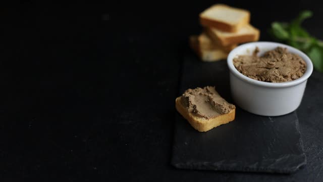 肉酱鸡肝蔬菜健康餐新鲜美味小吃俯视图复制空间食物背景乡村视频素材