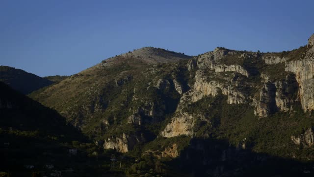 在法国里维埃拉的一块岩石上视频素材