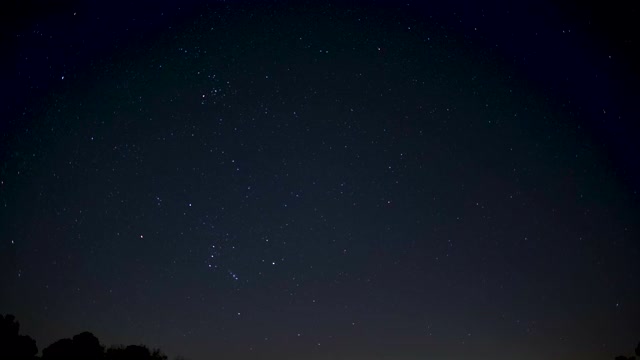 猎户座星云在北卡罗来纳州的夜空中升起，时间流逝视频素材