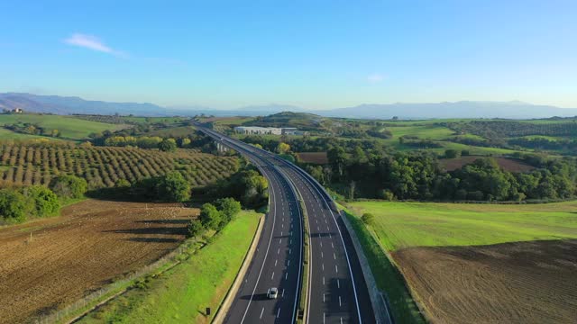 乡间的两车道高速公路。卡车、卡车、卡车和小汽车互相超车。视频素材