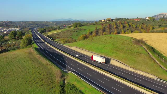 乡间的两车道高速公路。卡车、卡车、卡车和小汽车互相超车。视频素材