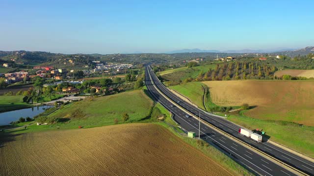 乡间的两车道高速公路。卡车、卡车、卡车和小汽车互相超车。视频素材