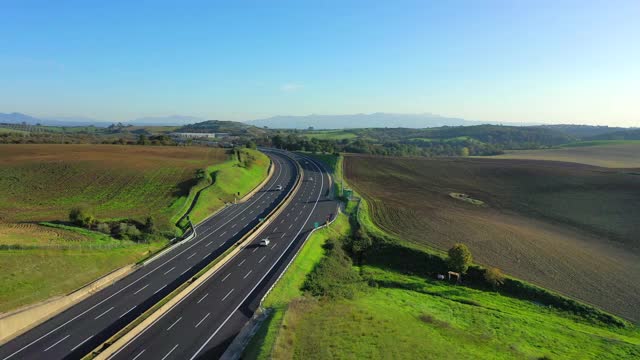 乡间的两车道高速公路。卡车、卡车、卡车和小汽车互相超车。视频素材