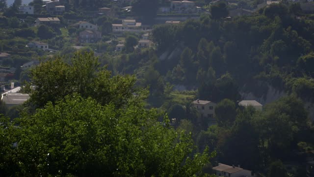 向上倾斜到尼斯附近一座小山上树木环绕的房屋视频素材