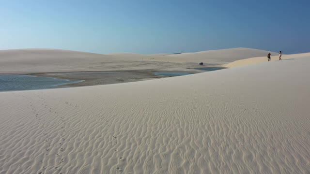 高角度的沙丘和泻湖在Jericoacoara，塞阿拉，巴西视频素材