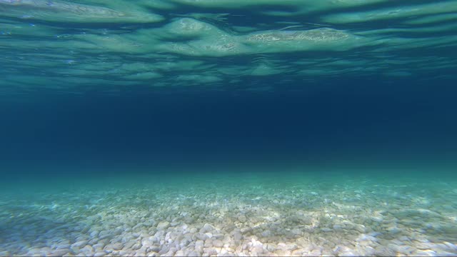 年轻女子浮潜在安提萨摩斯海滩清澈的水在凯法洛尼亚视频素材