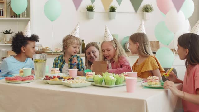 女孩开幕生日礼物视频素材