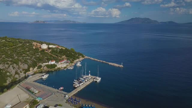 在一个阳光明媚的日子里鸟瞰埃皮达夫罗斯岛和海港视频素材