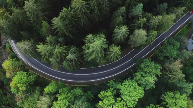 鸟瞰图的汽车行驶在乡村道路，山脉森林。视频素材