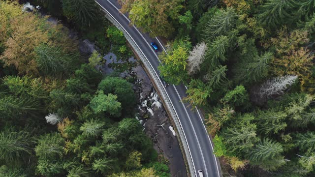 鸟瞰图的汽车行驶在乡村道路，山脉森林。视频素材