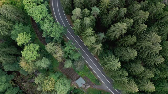 鸟瞰图的汽车行驶在乡村道路，山脉森林。视频素材